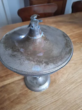 Copa decorativa antigua con tapa y aguila