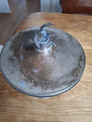 Copa decorativa antigua con tapa y aguila