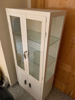 Vitrina metálica antigua con puertas de cristal