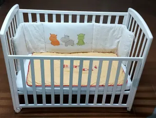 Cuna desmontable con colchón y barandilla elevadis