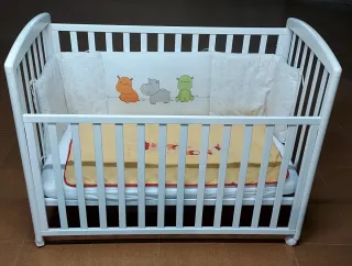 Cuna desmontable con colchón y barandilla elevadis