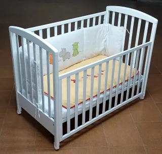 Cuna desmontable con colchón y barandilla elevadis