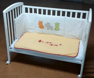 Cuna desmontable con colchón y barandilla elevadis