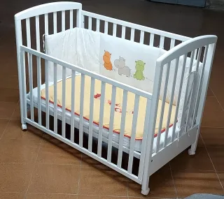 Cuna desmontable con colchón y barandilla elevadis