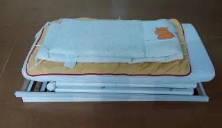 Cuna desmontable con colchón y barandilla elevadis