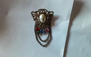 Spilla vintage con perla e pietre colorate
