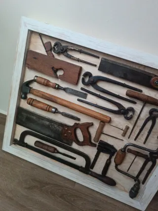 Cuadro expositor herramientas antiguas carpintería
