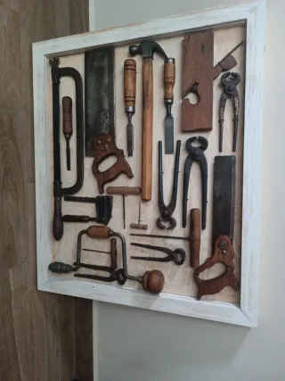 Cuadro expositor herramientas antiguas carpintería