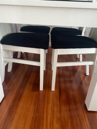 Mesa de comedor con sillas a juego