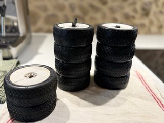 Ruedas RC Buggy 1/8 TT pegadas y listas para rodar