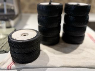 Ruedas RC Buggy 1/8 TT pegadas y listas para rodar