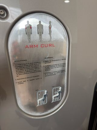 Máquina de Brazos Technogym: arm curl