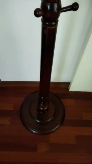 Perchero de pie de madera