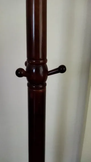 Perchero de pie de madera