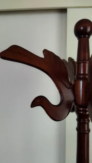 Perchero de pie de madera