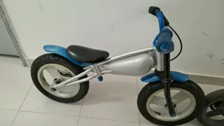 Bicicleta sin pedales azul y plateada