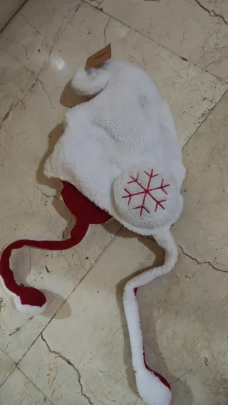 Gorro invierno blanco y rojo con pompón