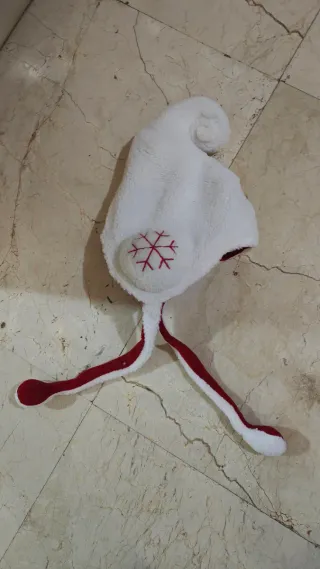 Gorro invierno blanco y rojo con pompón
