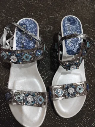Sandalias adornadas mujer