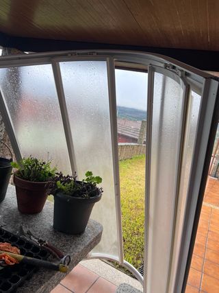 Mampara de ducha curva blanca marca roca 90x90