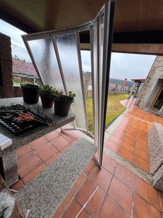 Mampara de ducha curva blanca marca roca 90x90