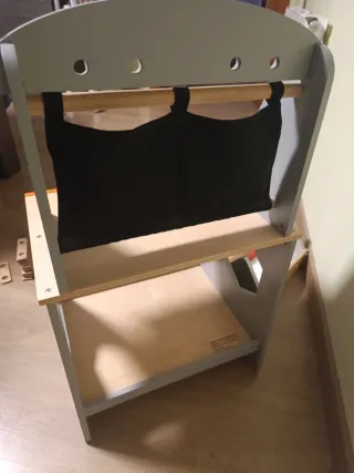 Banco de trabajo infantil con herramientas