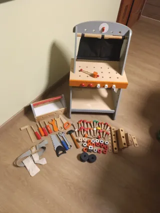Banco de trabajo infantil con herramientas