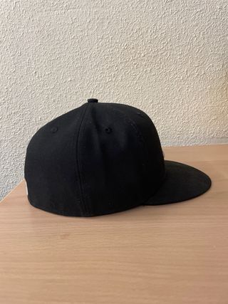 Gorra New Era Negra con Logo Blanco