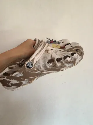 Crocs Blancos y Marrones con Jibbitz 42- 43