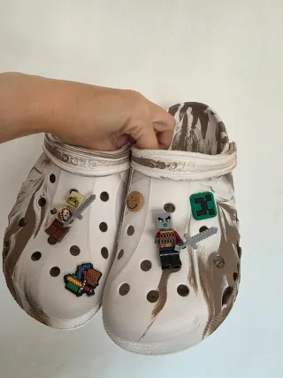 Crocs Blancos y Marrones con Jibbitz 42- 43