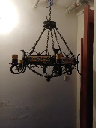 Lámpara de forja con detalles cerámicos