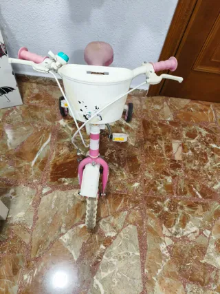 Bicicleta infantil rosa con ruedines
