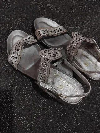 Sandalias plateadas mujer con pedrería