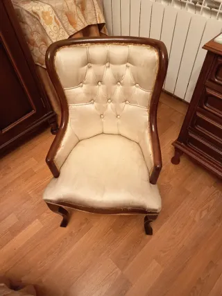 Descalzadora tapizada beige y madera