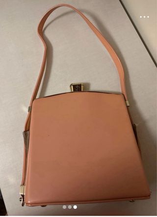 Bolso de vestir rosa con detalles dorados