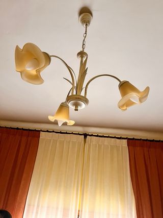 Cortina marrón anaranjado con barra de madera