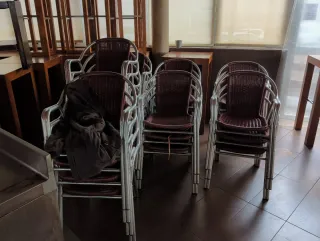 Sillas de hostelería metálicas y de mimbre