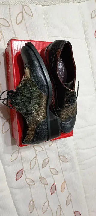 Zapatos negros y dorados