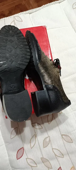 Zapatos negros y dorados