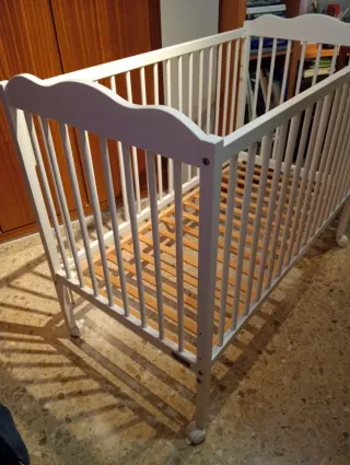 Cuna de bebé blanca