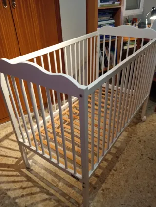 Cuna de bebé blanca