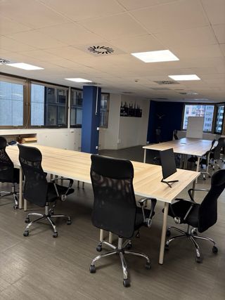 Escritorios y sillas de oficina