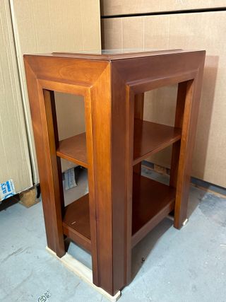 Mesa auxiliar de madera y cristal