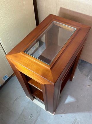 Mesa auxiliar de madera y cristal