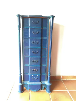 Mueble cajonera azul de madera