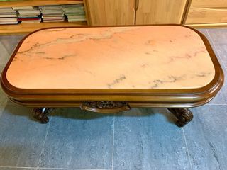 Mesa de salón de mármol y madera