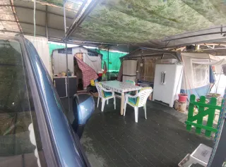 Caravana en camping prados abiertos