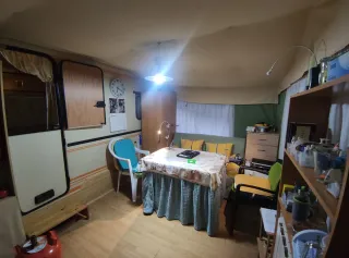 Caravana en camping prados abiertos