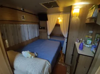 Caravana en camping prados abiertos