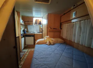 Caravana en camping prados abiertos